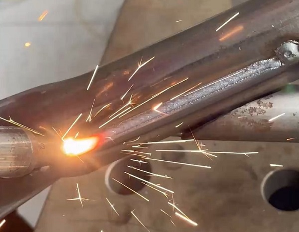 激光焊接機(jī)用交流電還是直流電？
