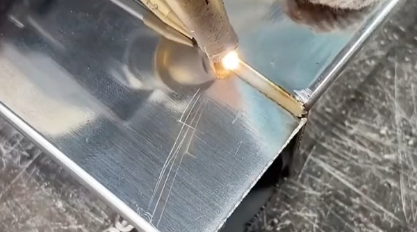 手持激光焊接機激光頭達到多少度算異常？