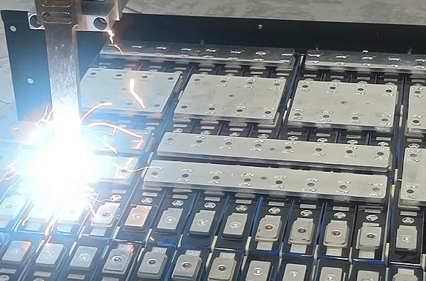 企業(yè)該如何挑選合適的鋰電池激光焊接機(jī)？