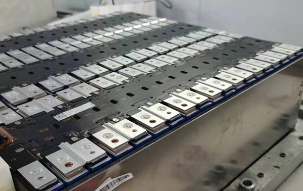 如何防止電池pack激光焊接機(jī)內(nèi)部積灰？