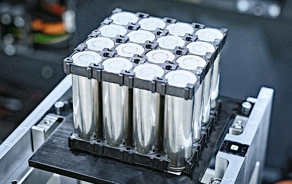 激光焊接機(jī)在焊接鋰電池時(shí)，如何防止電解液泄漏引發(fā)安全問題？
